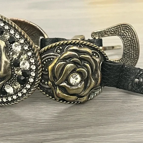 Leather and Bronze Buckle Bracelet with Flowers, Black and White Gemstones - Picture 4 of 10